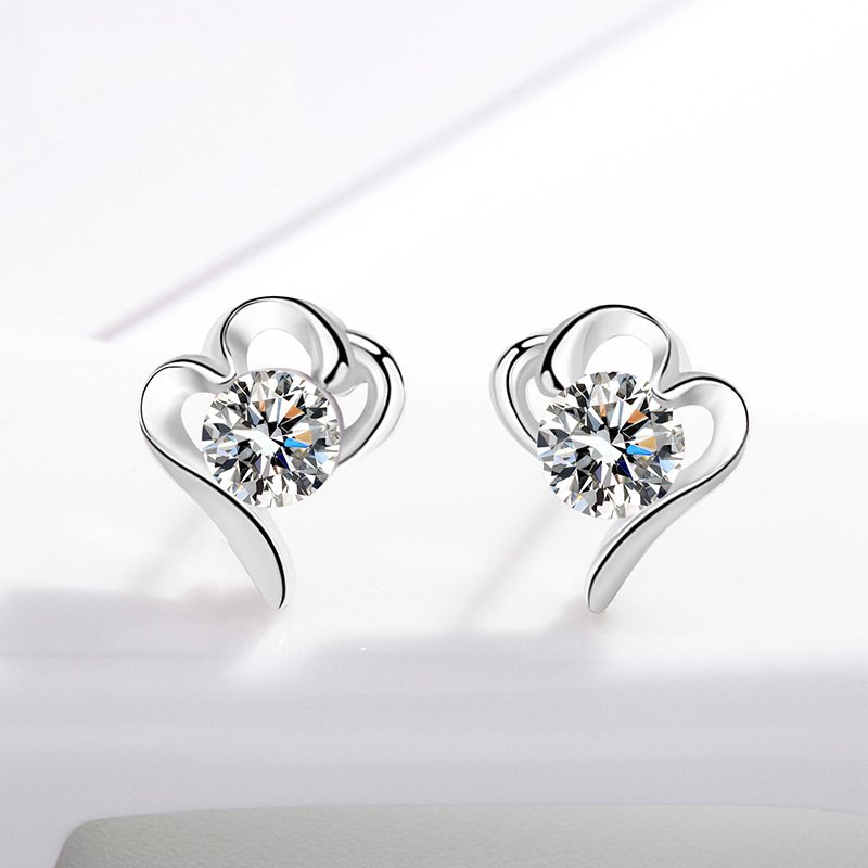 White copper and white gold earrings, heart-shaped silver needle earrings, temperament and personality White copper and white gold earrings, heart-shaped silver needle earrings, temperament and personality